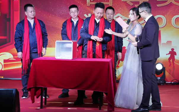 黄石J9国际站2024年终晚会：凝心聚力，共创鲜丽！